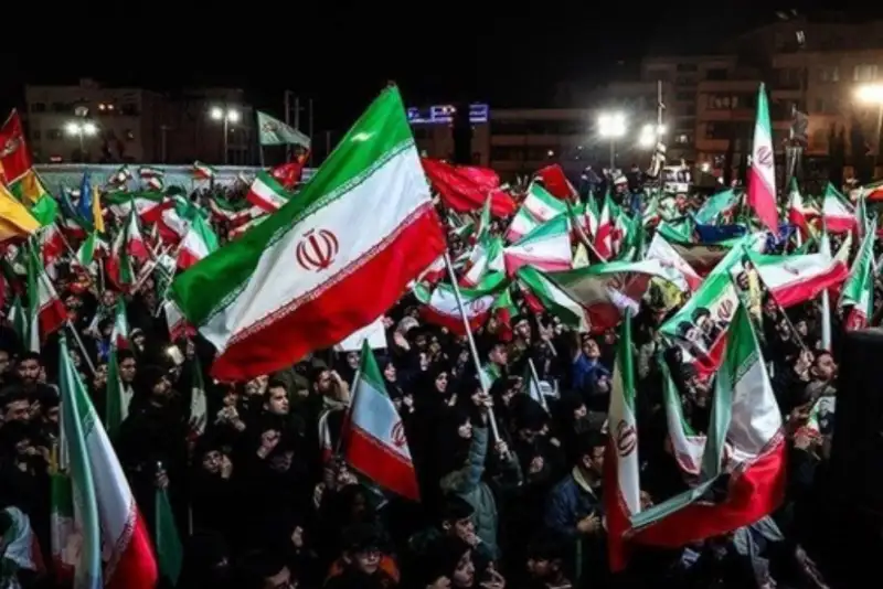 ایرانیان امشب در پاسخ به تهدیدات ترامپ پرشورتر به خیابان آمدند