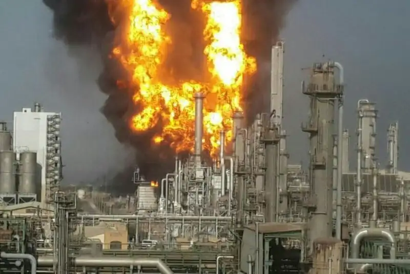ادامه حملات دشمن آمریکایی-صهیونی به ایران/حمله به هاب پتروشیمی ماهشهر و پتروشیمی امیرکبیر