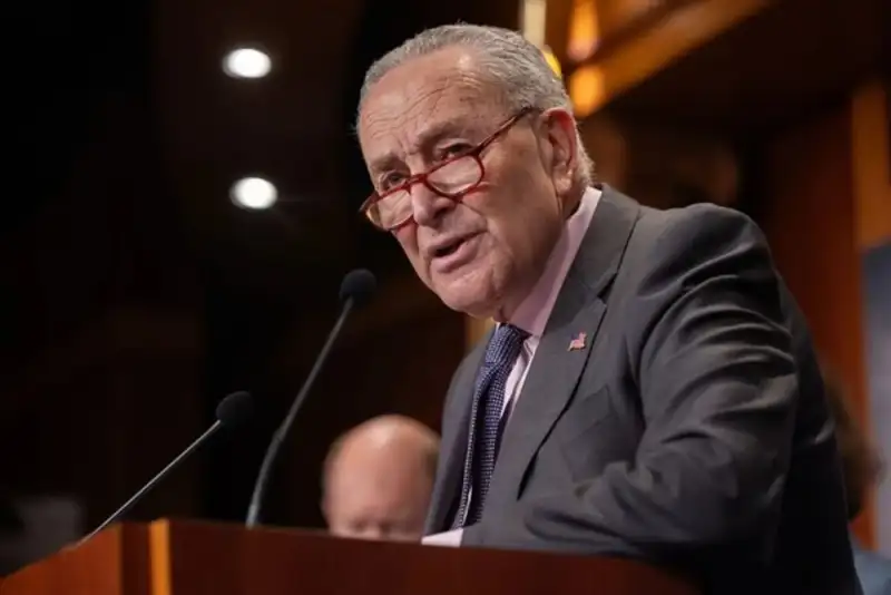 چاک شومر ترامپ را یک احمق نظامی خواند