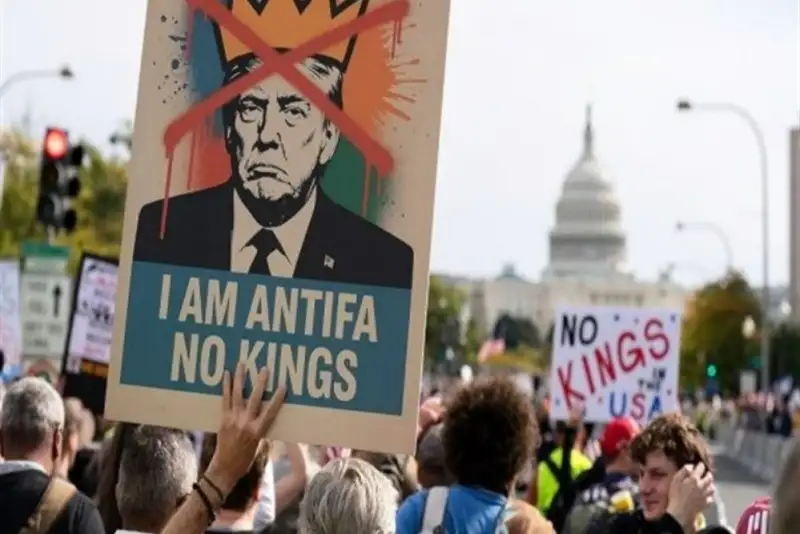 نیوزویک: نیمی از آمریکایی‌ها خواستار برکناری ترامپ هستند