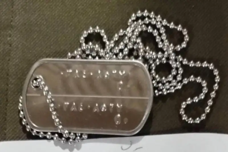 پلاک سپهبد شهید سید عبدالرحیم موسوی همراه دست نوشته‌ای از جنس عرفان