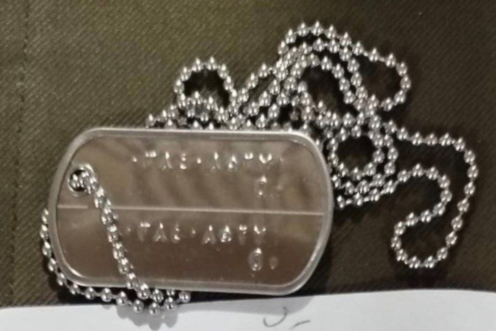 پلاک سپهبد شهید سید عبدالرحیم موسوی همراه دست نوشته‌ای از جنس عرفان