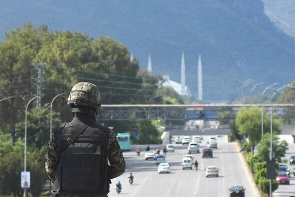 استقرار 10 هزار نیروی پاکستانی همزمان با ورود مقام‌های آمریکایی