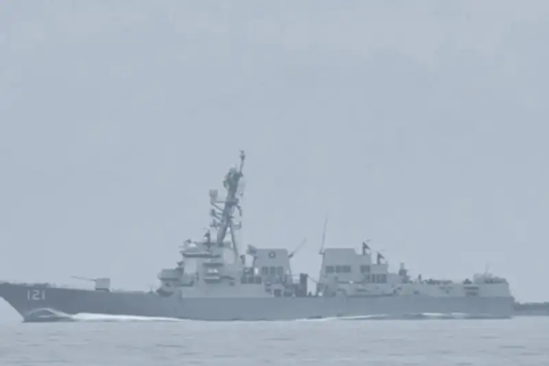 صحنه فرار ناوشکن‌ آمریکایی بعد از اخطار سپاه از شرق تنگه هرمز + فیلم