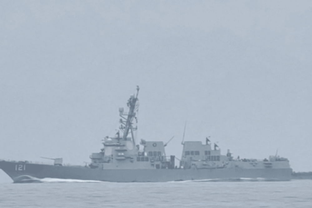 صحنه فرار ناوشکن‌ آمریکایی بعد از اخطار سپاه از شرق تنگه هرمز + فیلم