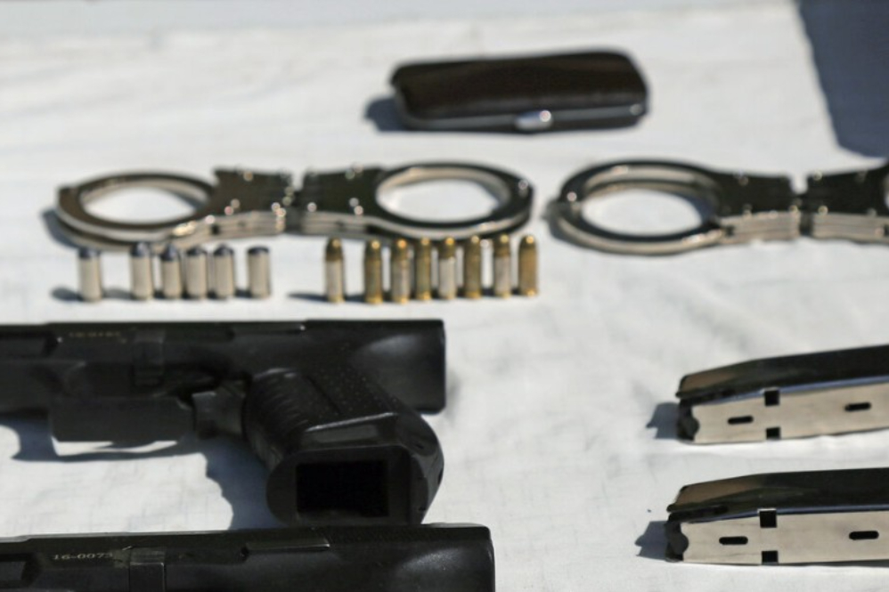 انهدام باند قاچاق سلاح با کشف 130 قبضه کلت کمری