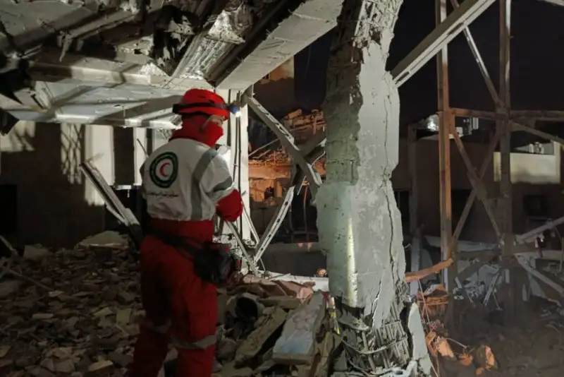 چند نفر از زیر آوار حملات هوایی در تهران نجات پیدا کردند؟