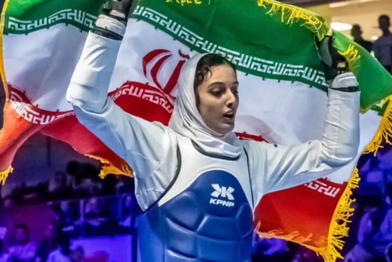 مدال قهرمانی تکواندوی نوجوانان بر گردن حنا زرین کمر و بنیامین سلطانیان