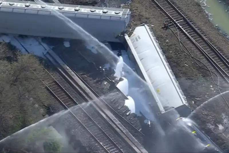 خروج قطار از ریل در «نیوجرسی» و نشت مواد قابل اشتعال