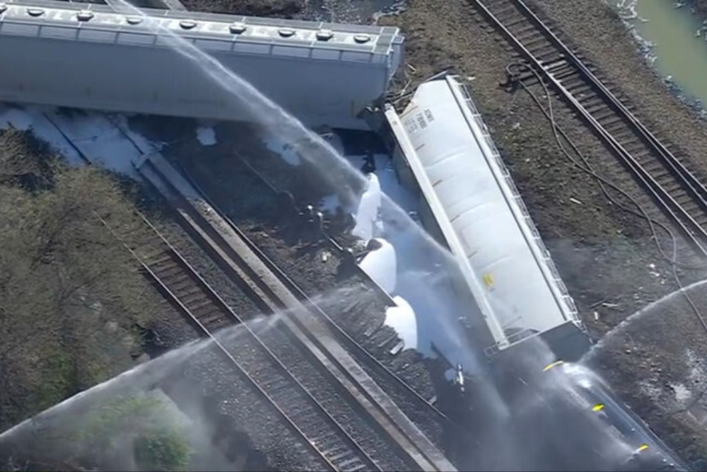 خروج قطار از ریل در «نیوجرسی» و نشت مواد قابل اشتعال
