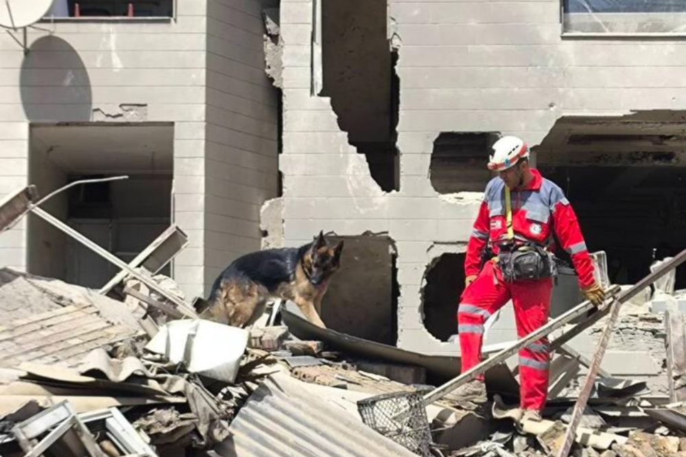 هلال احمر: 7215 نفر از زیر آوار حملات خارج شدند