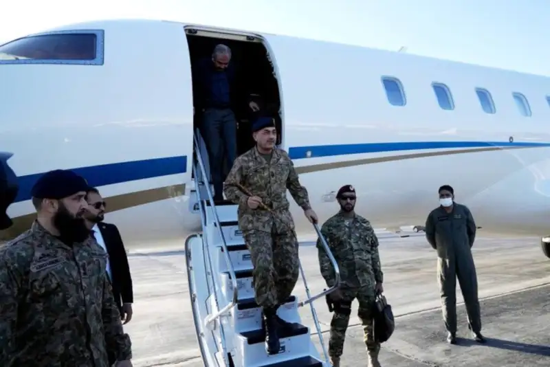 فرمانده ارتش پاکستان وارد تهران شد/ دیدار با عراقچی + فیلم