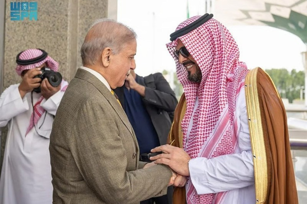 نخست وزیر پاکستان وارد عربستان شد/دیدار با بن سلمان در جده