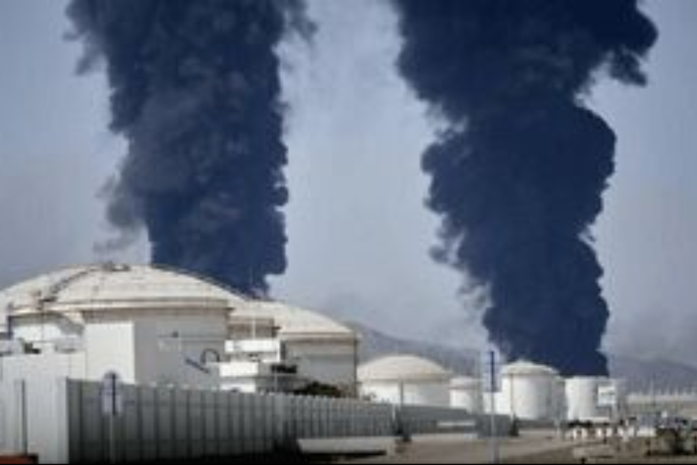 حملات پهپادی و بسته شدن هرمز، بندر فجیره را فلج کرد