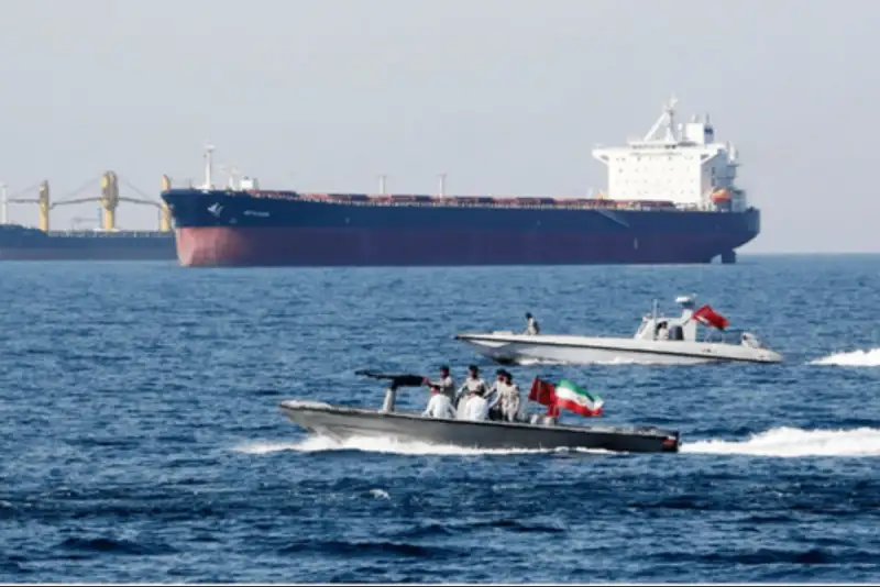 20 فروند کشتی در تنگه هرمز برگشت خوردند