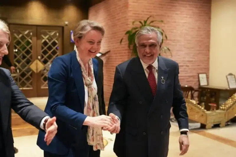 رایزنی وزرای خارجه انگلیس و پاکستان درباره آتش‌بس و تنگه هرمز