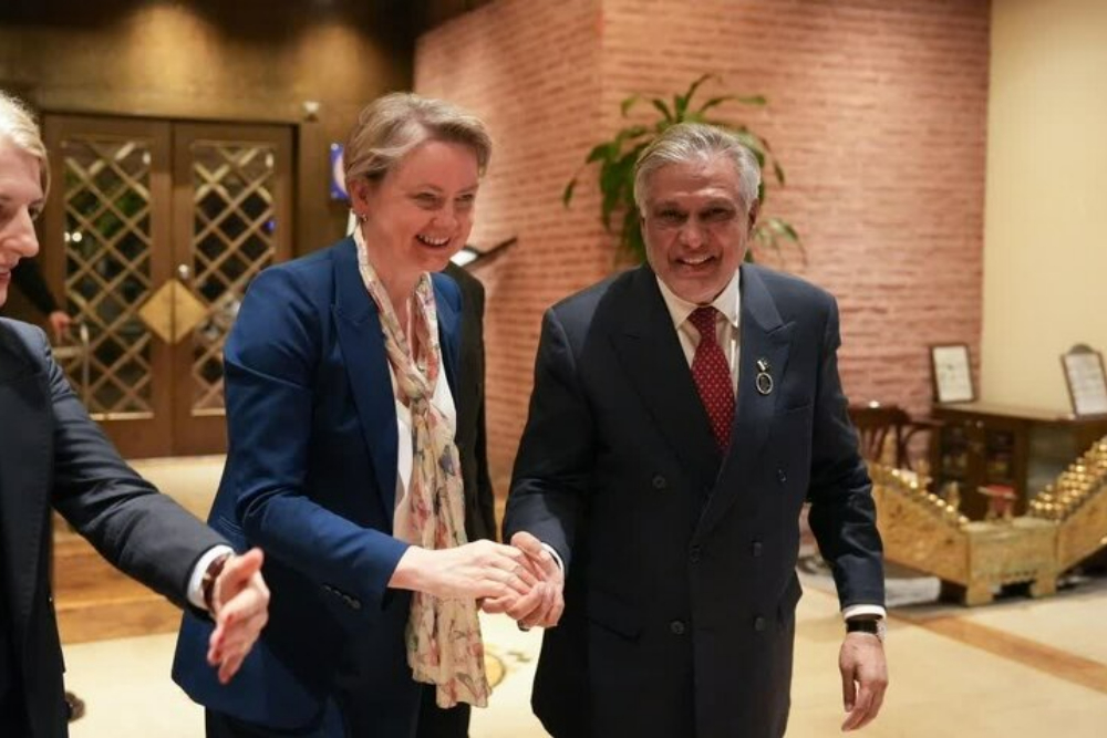 رایزنی وزرای خارجه انگلیس و پاکستان درباره آتش‌بس و تنگه هرمز