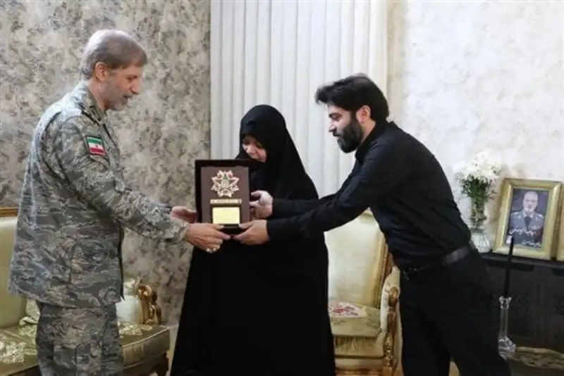 اهدای نشان فداکاری اعطاییِ فرمانده شهید کل قوا به خانواده شهید امیر سپهبد موسوی