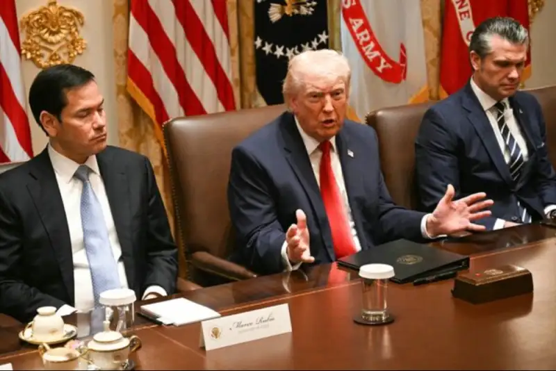 گاردین: تناقض‌گویی ترامپ تنگه هرمز را به اهرم راهبردی ایران تبدیل کرد