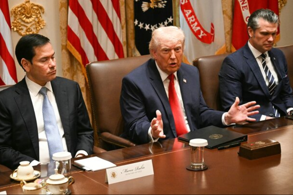 گاردین: تناقض‌گویی ترامپ تنگه هرمز را به اهرم راهبردی ایران تبدیل کرد