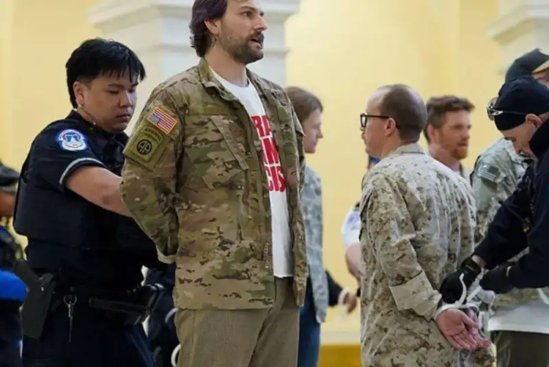 اعتراض کهنه‌سربازان آمریکایی به جنگ با لاله قرمز