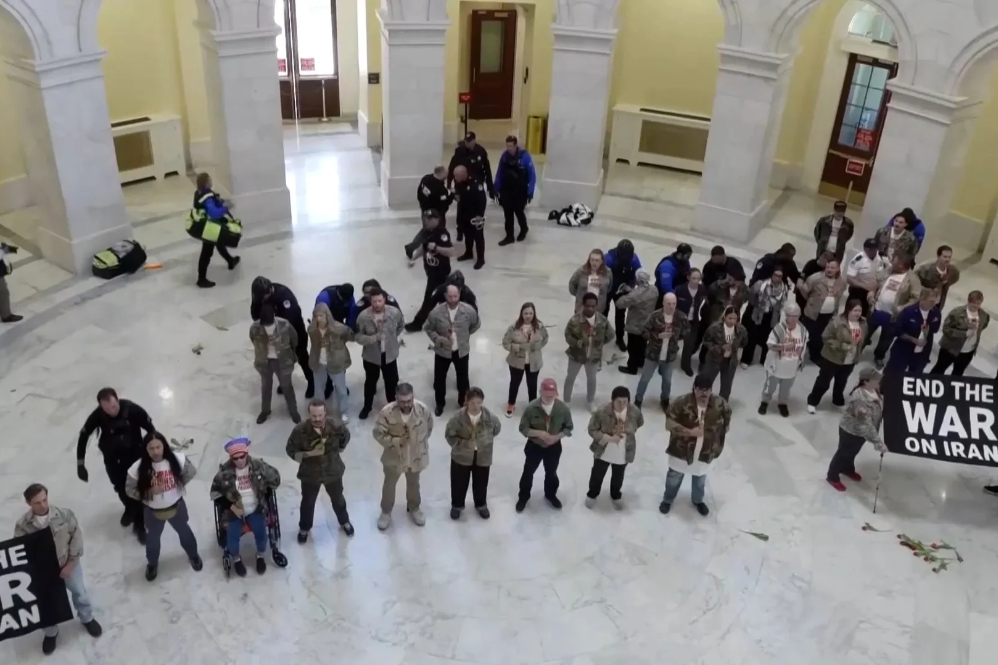 מחאות בתוך בניין הקפיטול האמריקאי נגד תוקפנות נגד איראן, פלסטין, לבנון וקובה