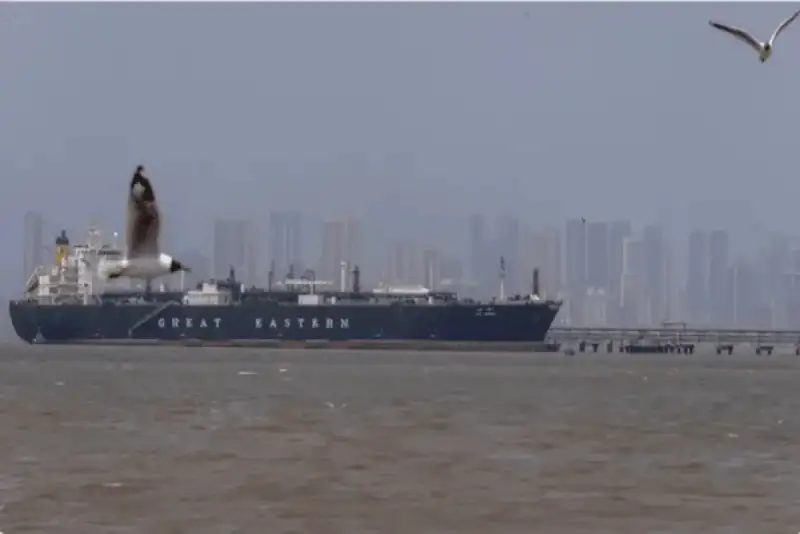 رویترز: ایران از «تنگه هرمز» به عنوان بمب اتمی خود استفاده می‌کند