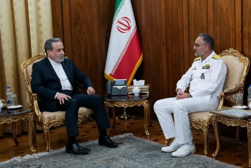 تقدیر ویژه فرمانده نیروی دریایی ارتش از نقش وزارت خارجه در بازگرداندن پیکر شهدا +فیلم