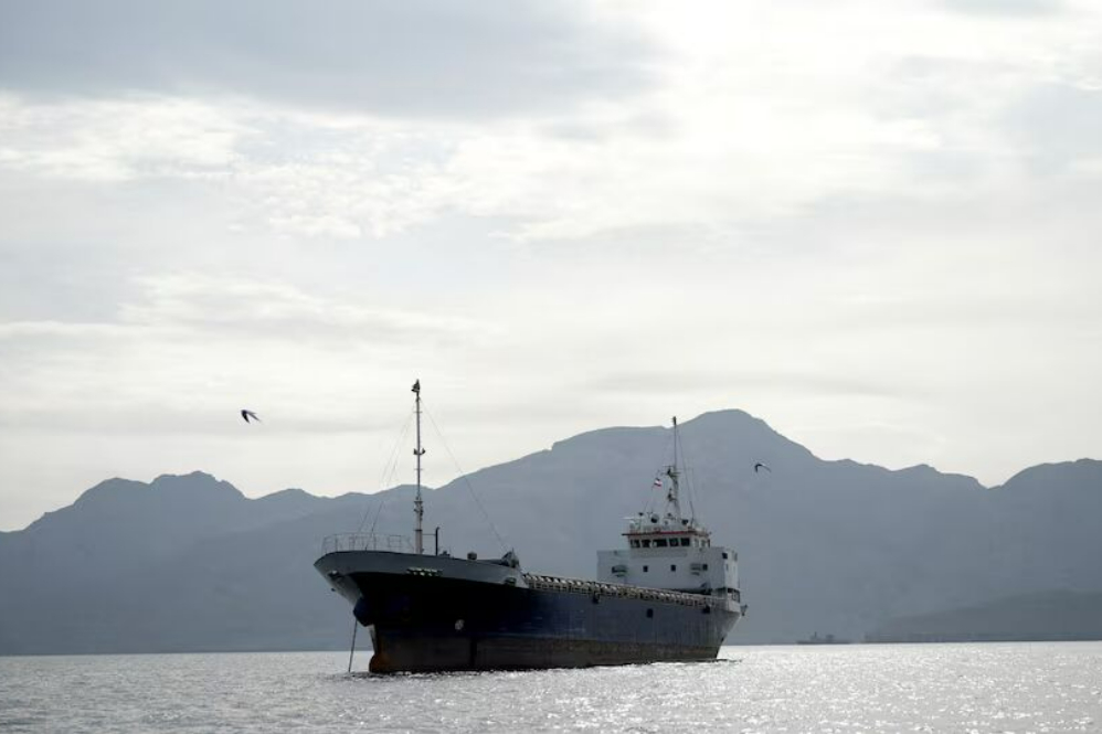 الجزیره: کشتی باری در نزدیکی عمان مورد حمله قرار گرفت