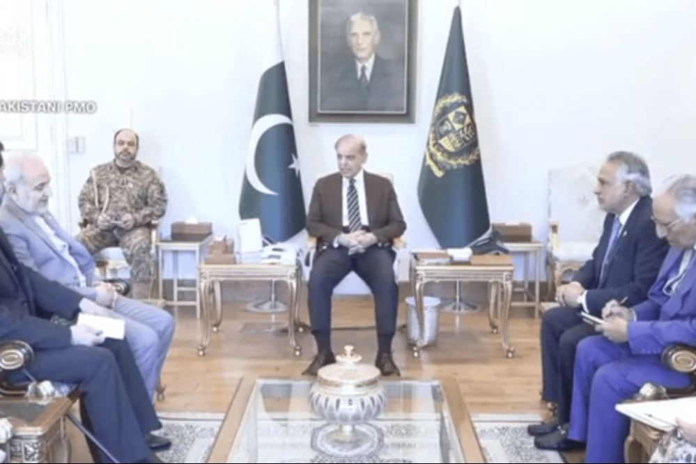 بررسی اوضاع جاری منطقه محور گفتگوی سفیر ایران در اسلام‌آباد با شهباز شریف