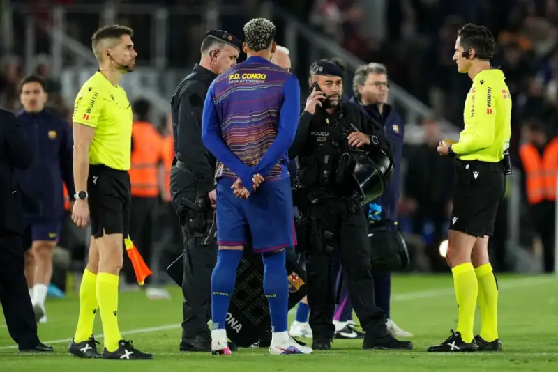 توقف 10 دقیقه‌ای بازی بارسلونا برای نجات جان یک هوادار