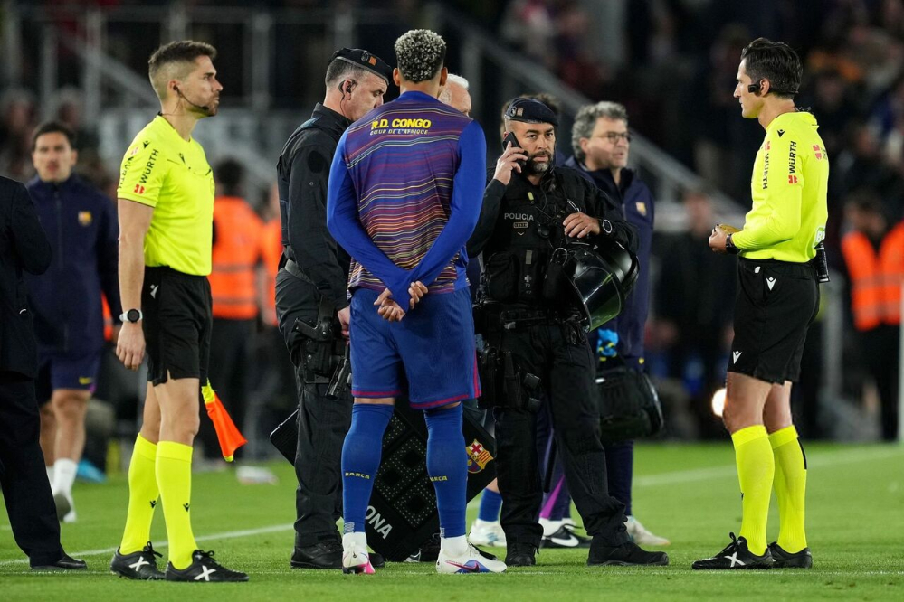 توقف 10 دقیقه‌ای بازی بارسلونا برای نجات جان یک هوادار