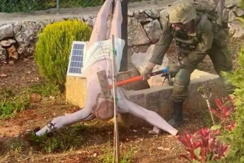 دولت ایتالیا مجسمه جدید مسیح (ع) را به لبنان ارسال کرد؛ یونیفل آن را نصب کرد