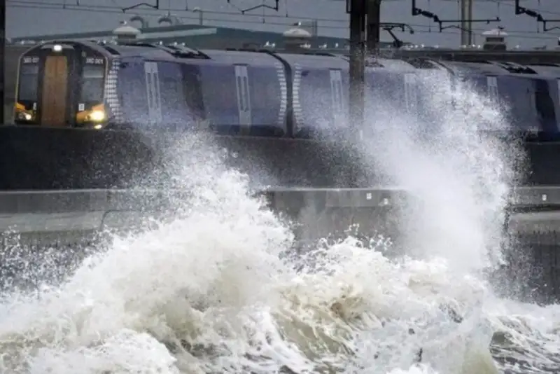 افزایش وزش باد و ارتفاع امواج دریا در خلیج فارس و خزر/ احتمال اختلال در ترددهای دریایی