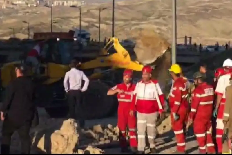 ریزش کوه در آزادراه تهران پردیس؛ فعلا محور مسدود است