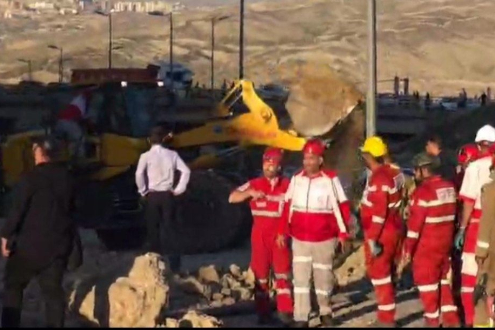 ریزش کوه در آزادراه تهران پردیس؛ فعلا محور مسدود است