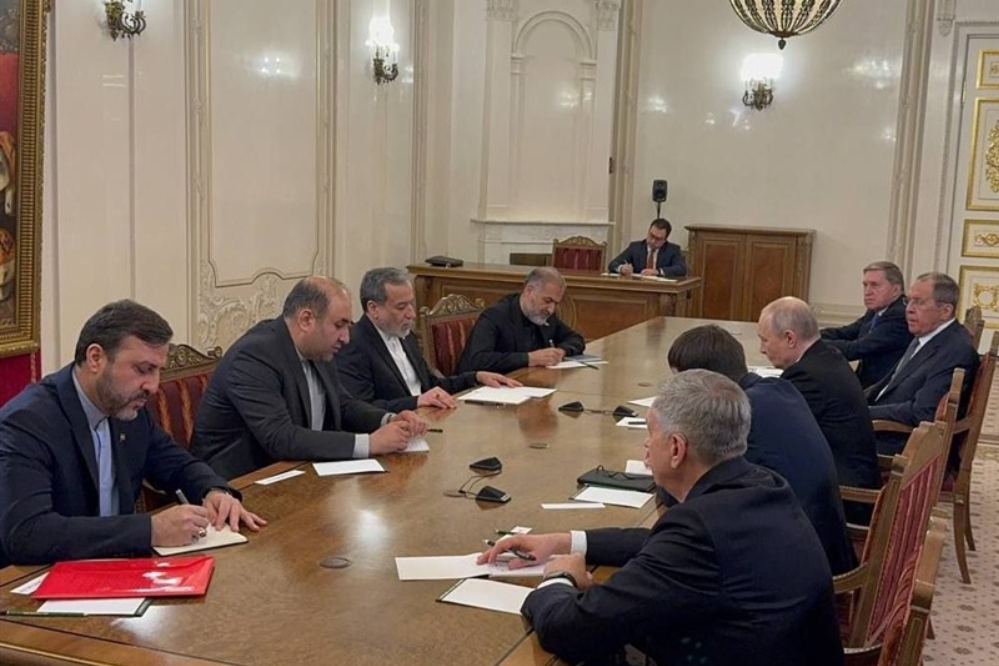 Аракчи встретился с Путиным в Санкт-Петербурге