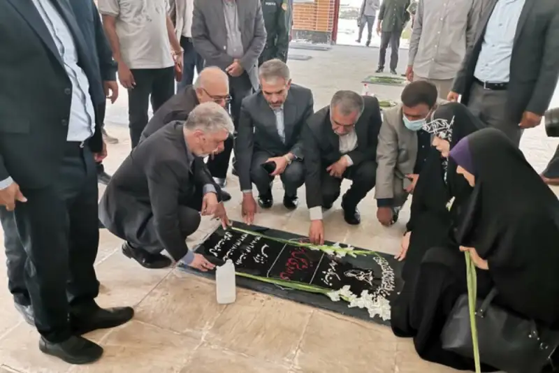 ادای احترام وزیر فرهنگ به شهدای خلیج فارس در هرمزگان