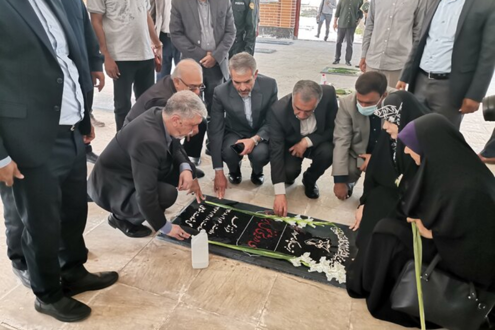 ادای احترام وزیر فرهنگ به شهدای خلیج فارس در هرمزگان