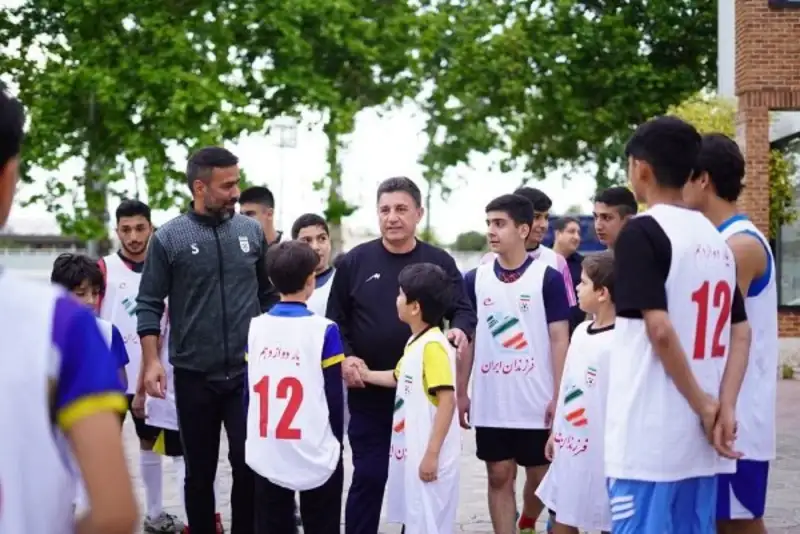 بازی نمادین ملی‌پوشان فوتبال با کودکان بهزیستی