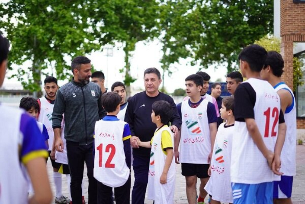 بازی نمادین ملی‌پوشان فوتبال با کودکان بهزیستی