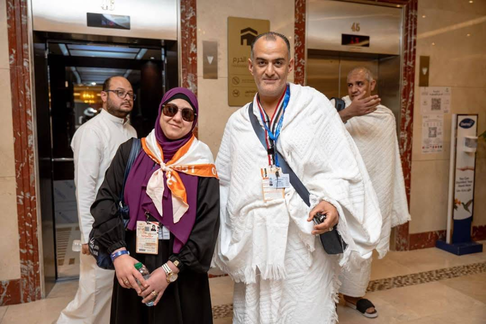 "الراجحي" تستقبل أولى رحلات الحج السياحى البرى في مكة بالورود والهدايا ومياه زمزم