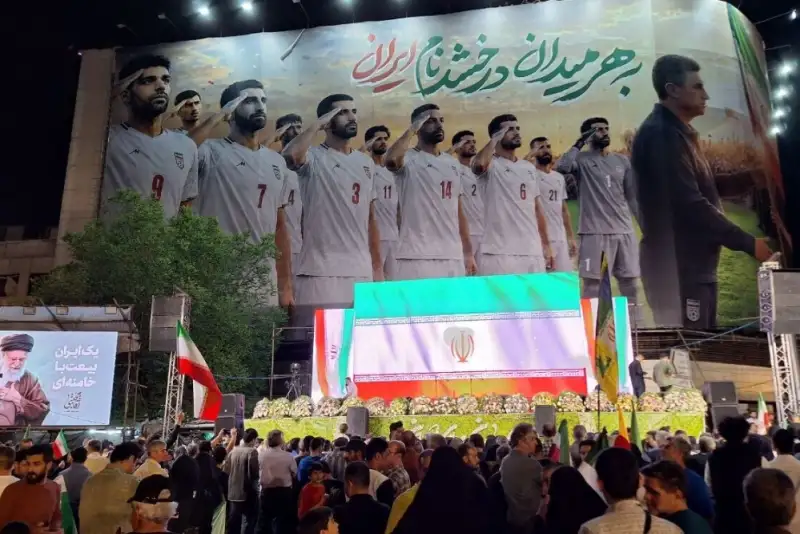 از تصویر ملی‌پوشان روی دیوارنگاره میدان انقلاب تا حضور مردم با پرچم+ فیلم