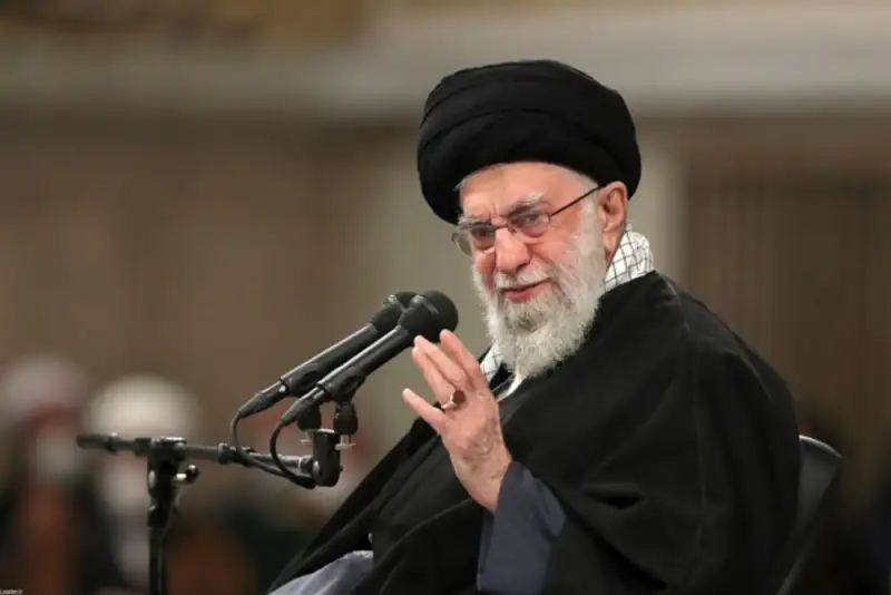 گفت‌وگوی تلفنی رهبر شهید با همسر شهید رئیسی منتشر شد