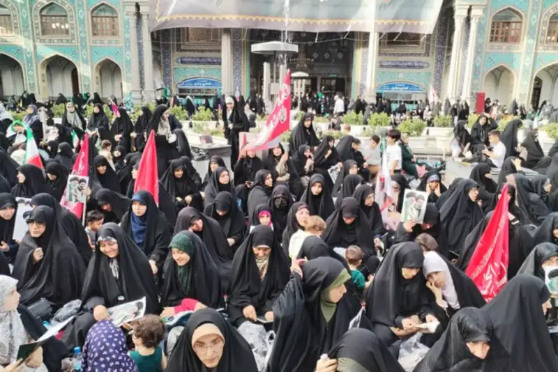مراسم یادبود شهدای خانواده رهبر انقلاب با حضور گسترده مردم