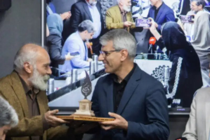 بقائی نشان ادبی دریافت کرد