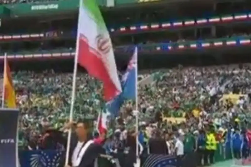 پرچم ایران در ورزشگاه افتتاحیه جام جهانی بالا رفت+فیلم