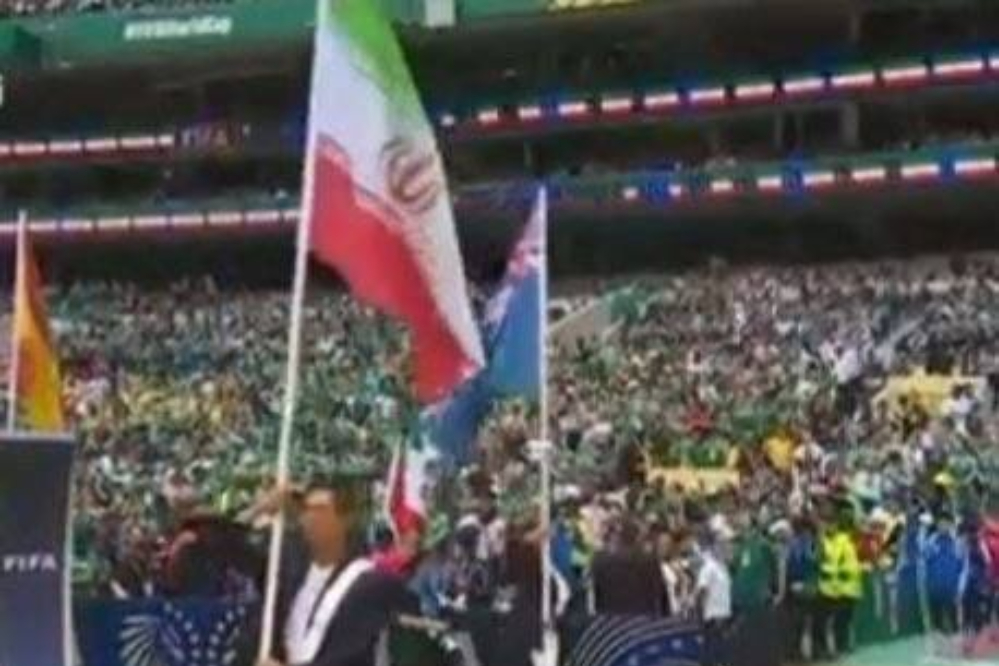 پرچم ایران در ورزشگاه افتتاحیه جام جهانی بالا رفت+فیلم