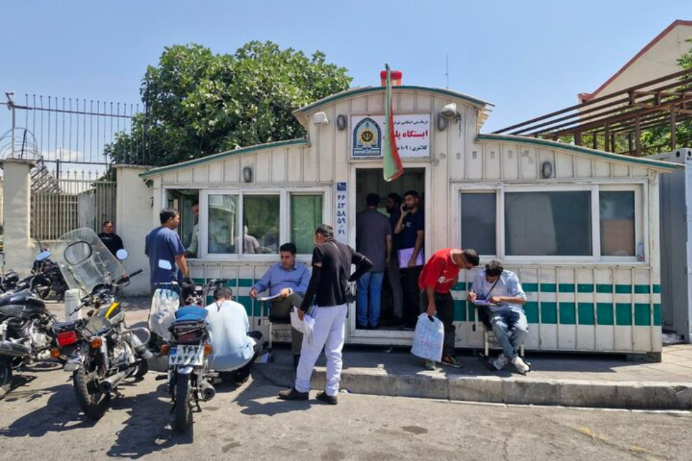 میز خدمت پلیس زیر آسمان شهر