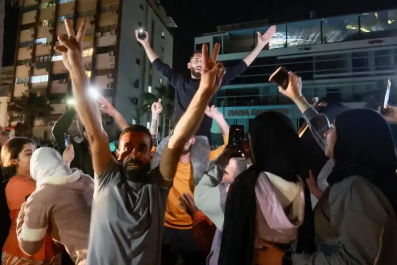 شادی در جنوب لبنان پس از اعلام آتش‌بس و پایان جنگ